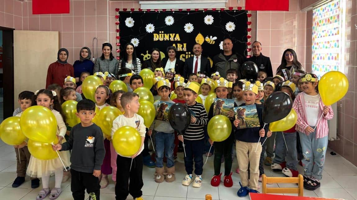 DÜNYA ARI GÜNÜ